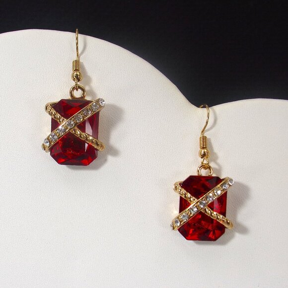 Sparkling Red Rectangle Crystal Pendant Necklace and Matching Earring Set - Picture 4 of 9